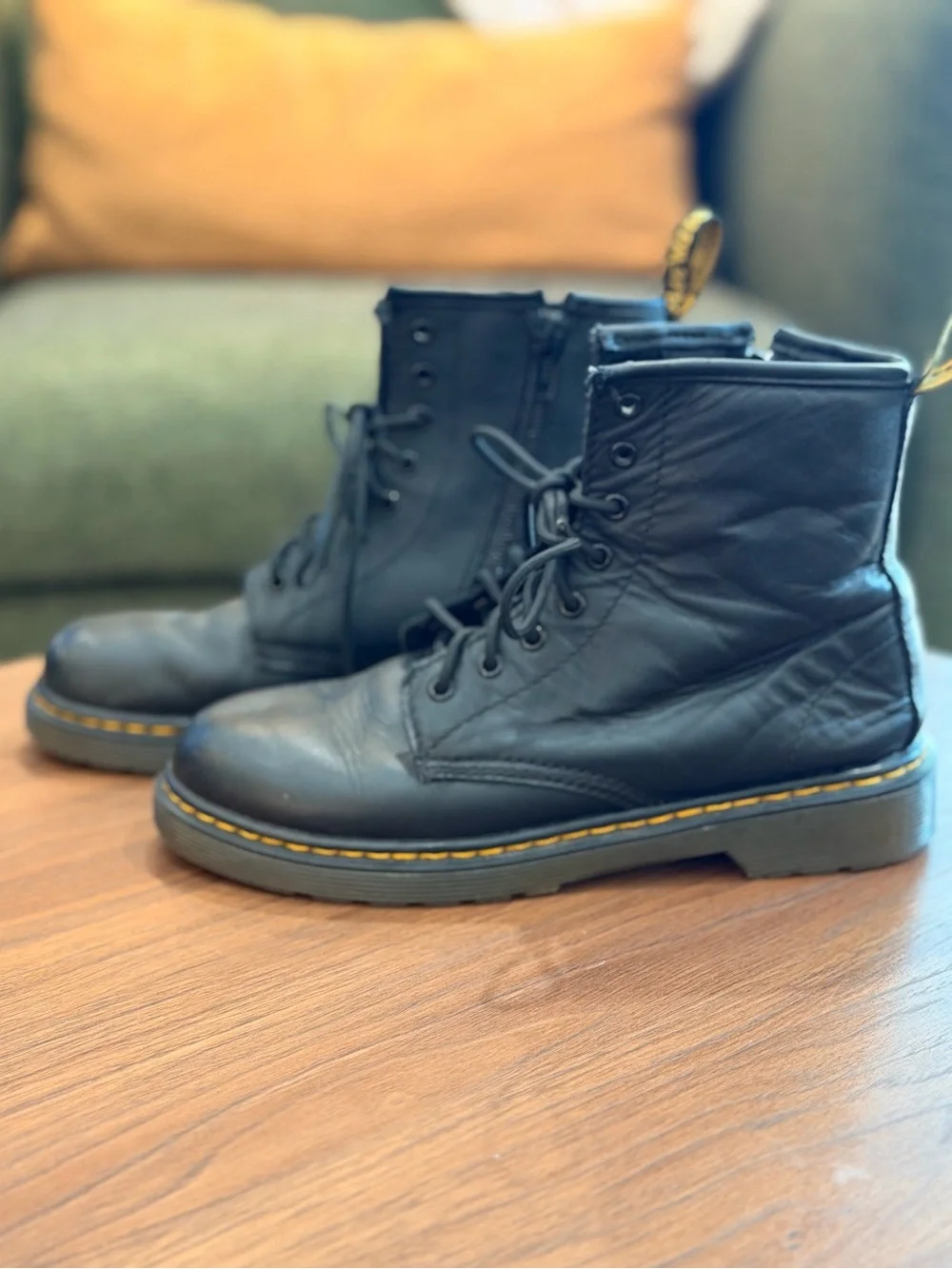 Girls US Size 3 Black Leather Dr. Martens Classic Lace Front w/ Side Zipper